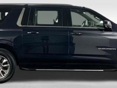 Used 2024 Chevrolet Suburban LT w/ Luxury Package RWD image 10
