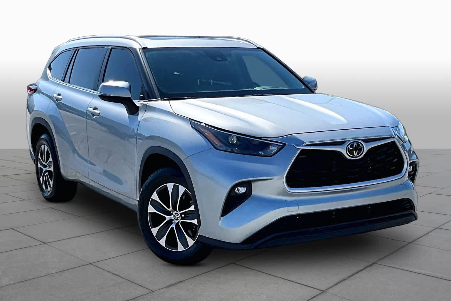 Used 2023 Toyota Highlander XLE FWD image 3