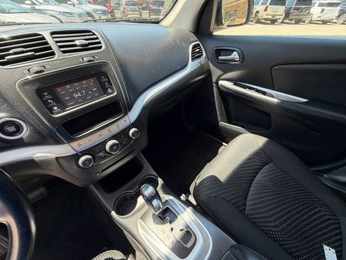 Used 2020 Dodge Journey SE w/ SE Popular Equipment Group FWD image 19