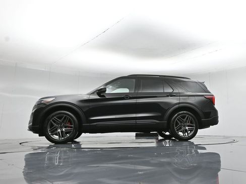 Used 2025 Ford Explorer ST-Line w/ ST-Line Street Pack image 8