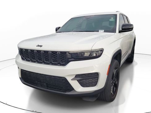 Used 2023 Jeep Grand Cherokee Altitude RWD image 3