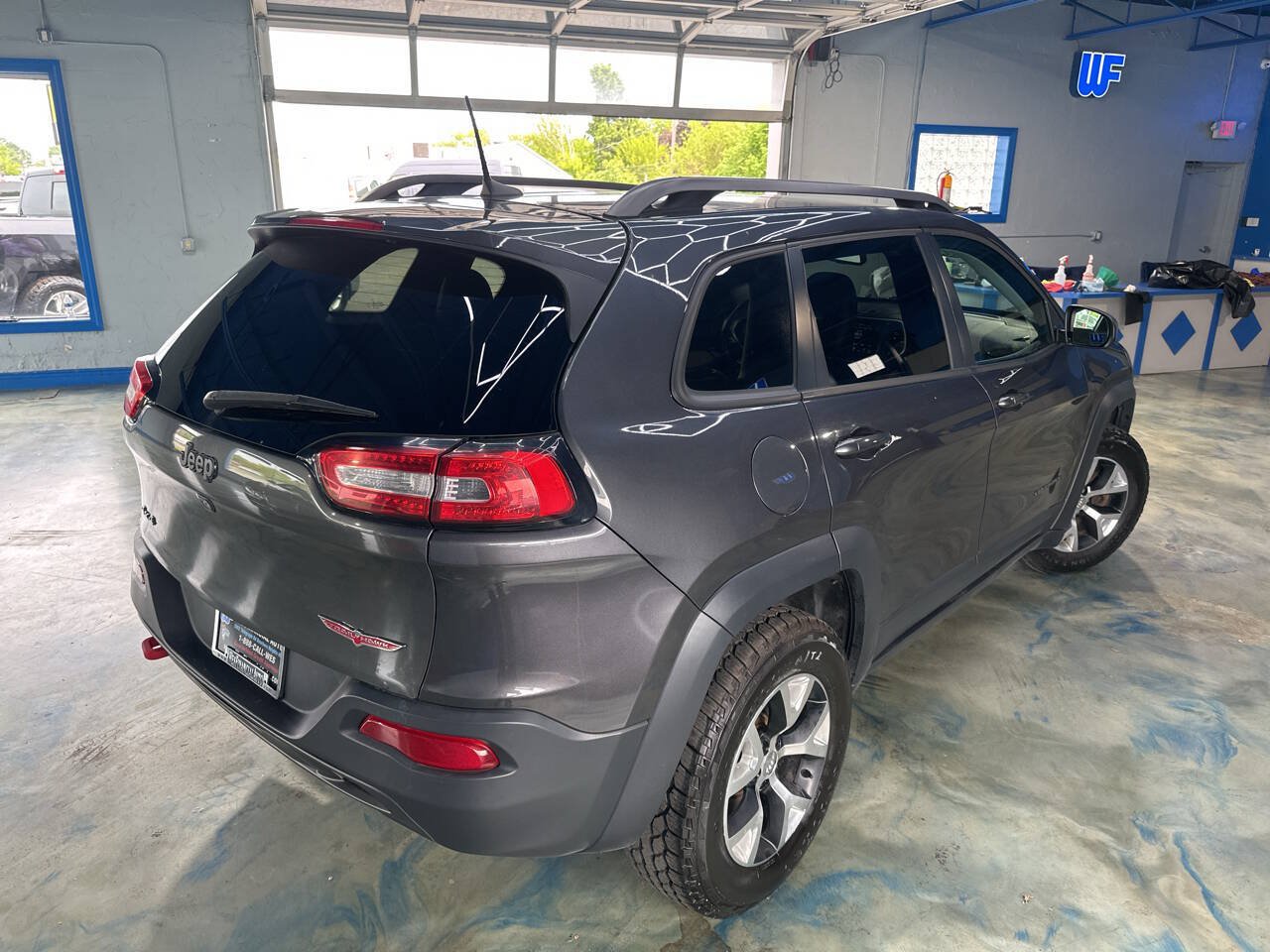 Used 2016 Jeep Cherokee Trailhawk AWD/4WD image 3