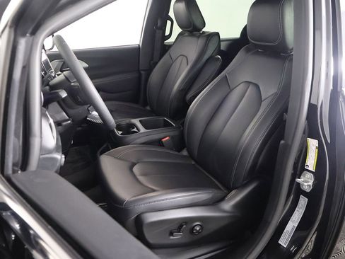 Used 2025 Chrysler Pacifica Select image 36