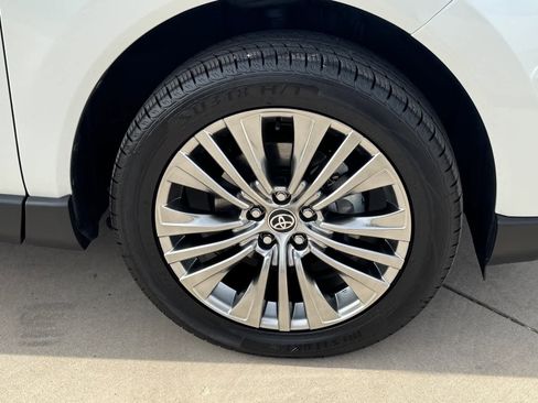 Used 2023 Toyota Venza XLE image 10