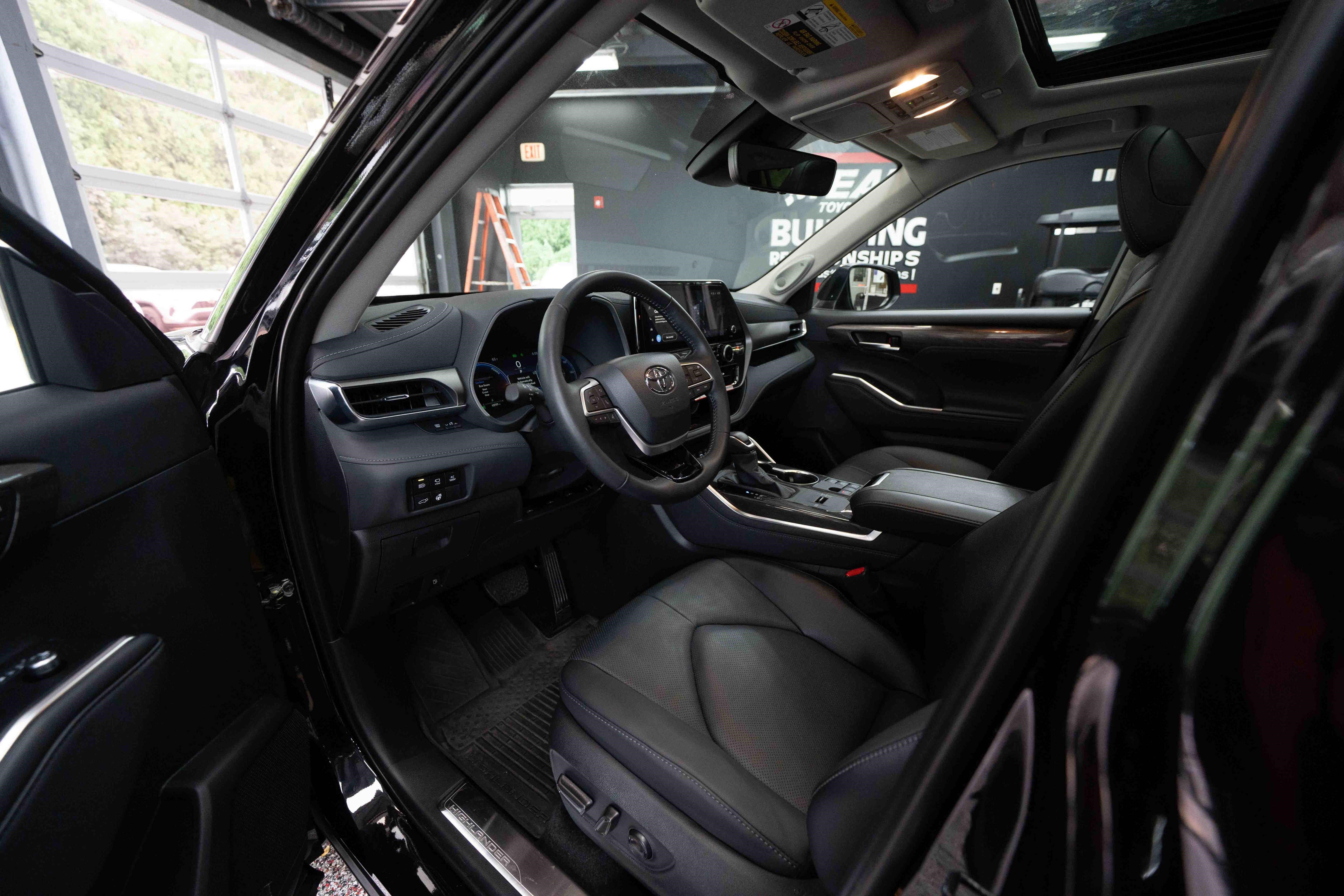 Used 2026 Toyota Highlander Limited AWD/4WD image 9