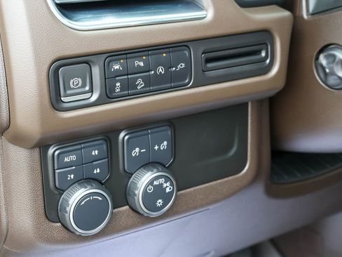 Used 2021 Chevrolet Tahoe Z71 w/ Luxury Package AWD/4WD image 9