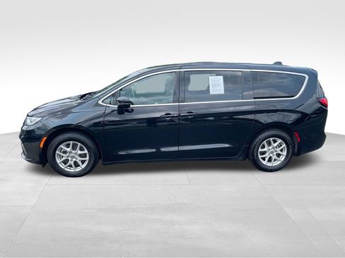 Used 2024 Chrysler Pacifica Touring FWD image 2