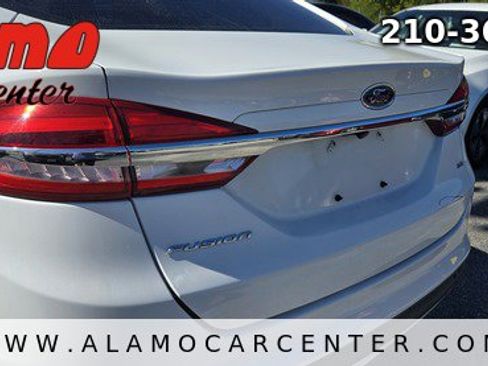 Used 2017 Ford Fusion SE image 12