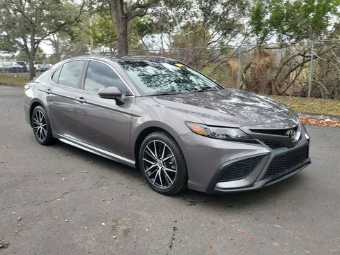 Used 2021 Toyota Camry SE image 2