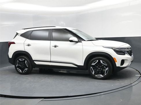 Used 2025 Kia Seltos SX w/ SX Sunroof Package image 2