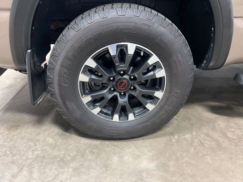 Used 2023 Nissan Titan PRO-4X w/ Pro-4x Convenience Package AWD/4WD image 10