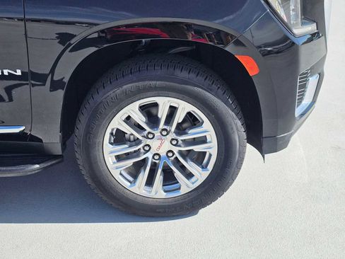 Used 2023 GMC Yukon SLT w/ SLT Premium Package image 9