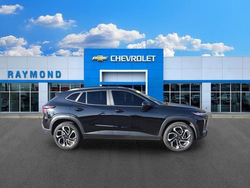 Used 2024 Chevrolet Trax RS w/ Sunroof Package FWD image 2