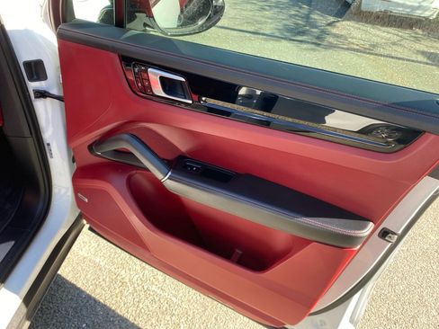 Used 2019 Porsche Cayenne E-Hybrid image 31