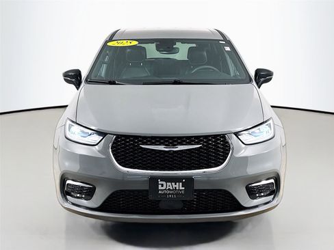 Used 2025 Chrysler Pacifica Select image 2