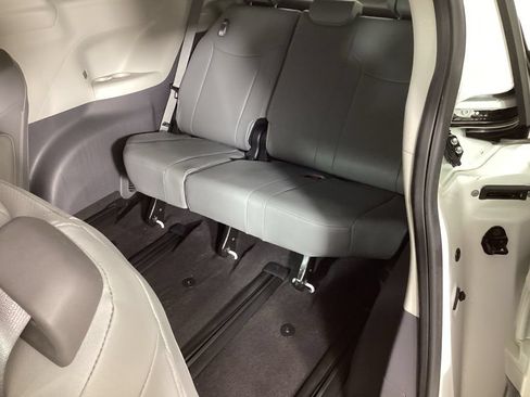 Used 2024 Toyota Sienna XLE FWD image 30