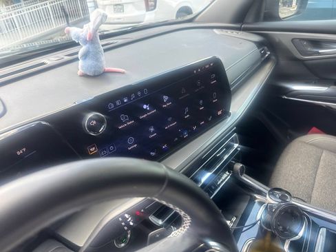 Used 2024 Chevrolet Traverse LT w/ Trailering Package FWD image 9