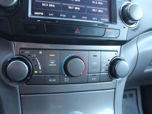 Used 2011 Toyota Highlander Hybrid w/ Cold Weather Pkg image 32