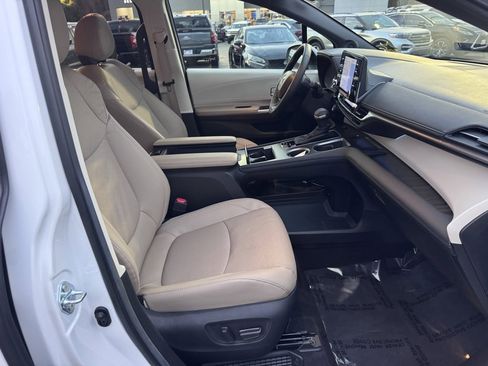 Used 2024 Toyota Sienna Limited image 25
