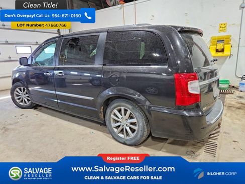 Used 2014 Chrysler Town & Country Touring-L image 3