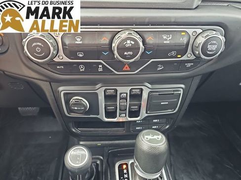 Used 2018 Jeep Wrangler Unlimited Sahara image 18