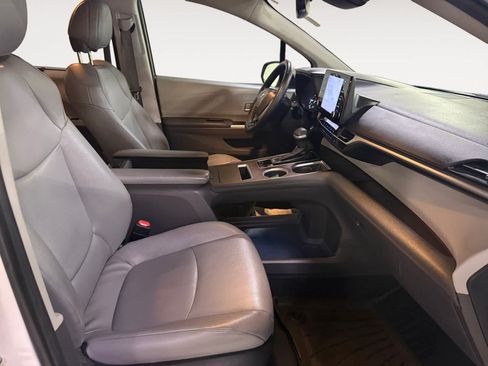 Used 2022 Toyota Sienna XLE FWD image 22