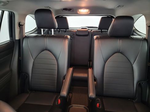 Used 2023 Toyota Highlander XLE AWD/4WD image 13