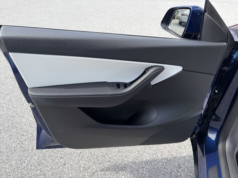 Used 2022 Tesla Model Y Long Range AWD/4WD image 12