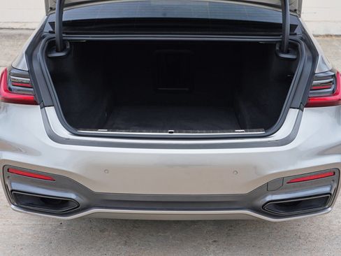 Used 2022 BMW 740i w/ M Sport Package RWD image 11
