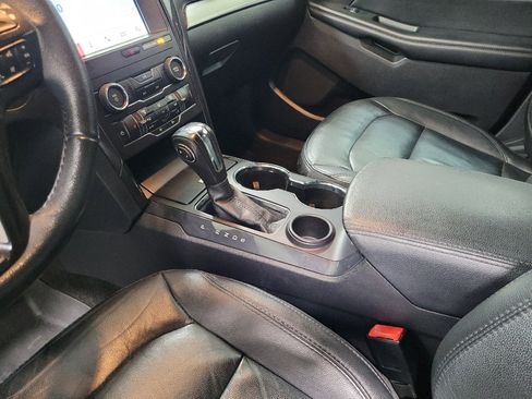 Used 2018 Ford Explorer XLT w/ Equipment Group 202A FWD image 26