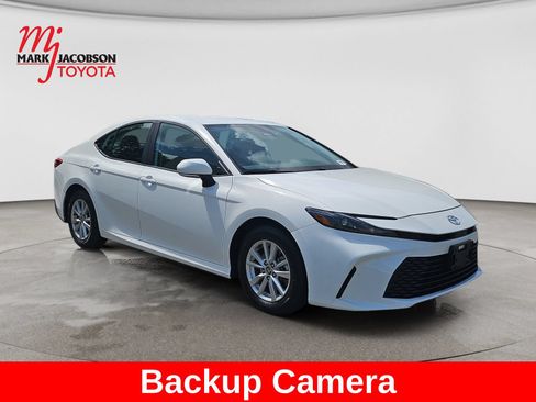 Used 2025 Toyota Camry LE FWD image 4