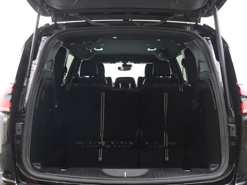 Used 2025 Chrysler Pacifica Select FWD image 19