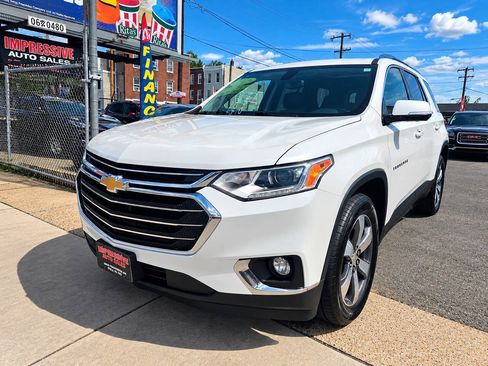 Used 2019 Chevrolet Traverse LT w/ LT Premium Package AWD/4WD image 2