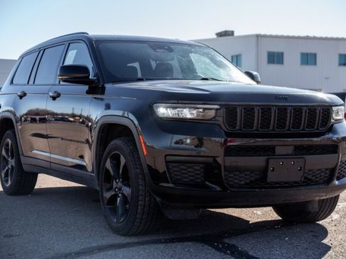 Used 2023 Jeep Grand Cherokee L Laredo image 3