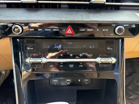 Used 2024 Kia Carnival EX FWD image 19