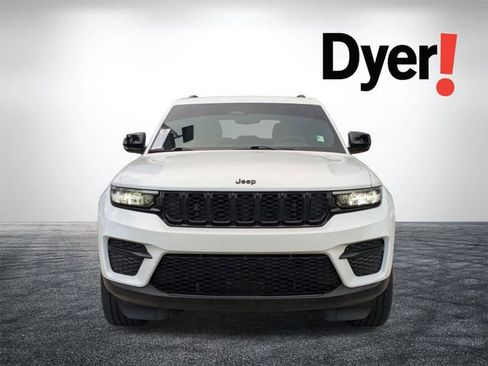 Used 2024 Jeep Grand Cherokee Altitude image 11