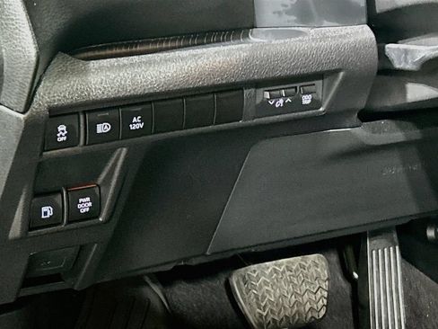 Used 2025 Toyota Sienna XSE w/ XSE Plus Package FWD image 8