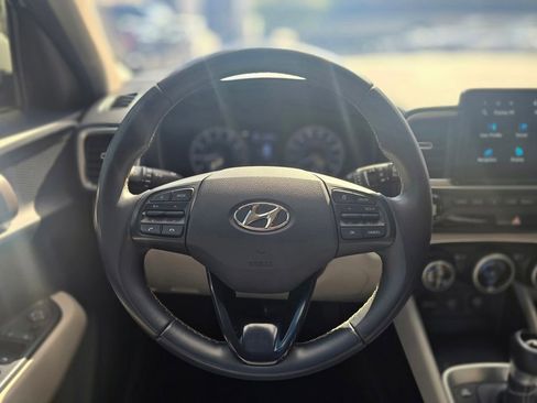 Used 2021 Hyundai Venue FWD image 12