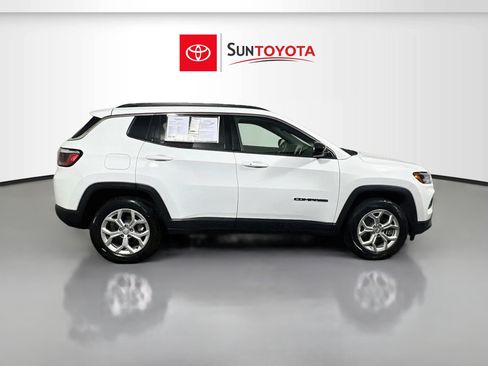 Used 2024 Jeep Compass Latitude AWD/4WD image 2