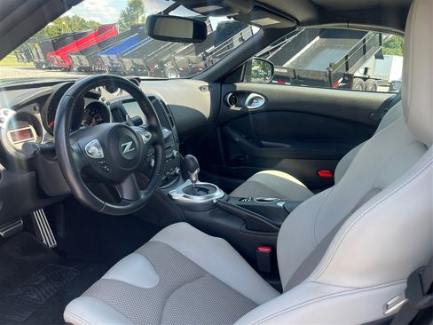 Used 2011 Nissan 370Z Touring w/ Sport Pkg image 9