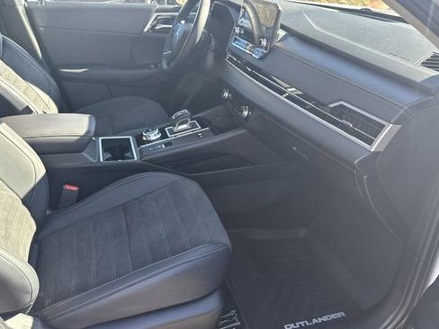 Used 2024 Mitsubishi Outlander SE image 17