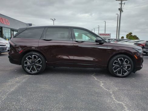 Used 2025 Lincoln Nautilus Reserve image 3