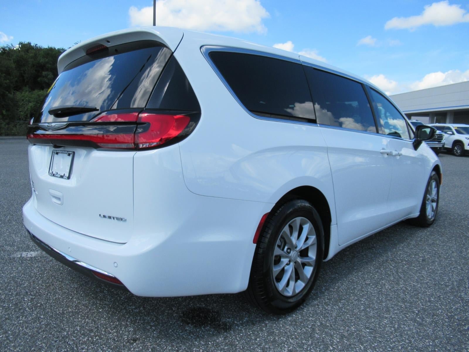 Used 2026 Chrysler Pacifica Limited FWD image 7