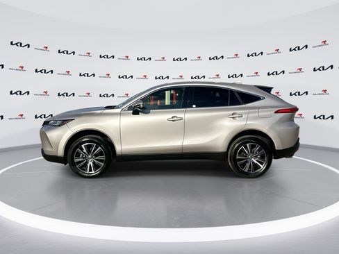 Used 2022 Toyota Venza LE image 5