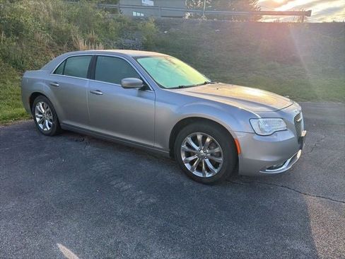 Used 2018 Chrysler 300 Touring L image 17