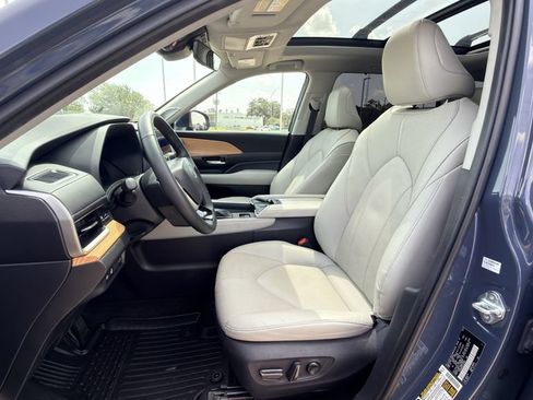 Used 2025 Toyota Grand Highlander AWD image 25
