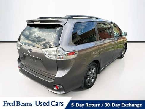 Used 2016 Toyota Sienna SE Premium w/ Four Season Floor Mat Package FWD image 9