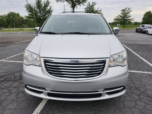 Used 2011 Chrysler Town & Country Touring-L w/ Entertainment Group #2 FWD image 11