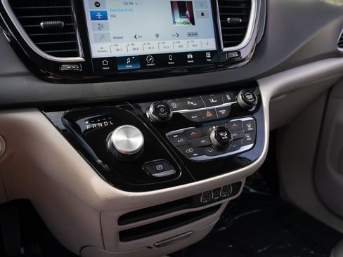 Used 2023 Chrysler Pacifica Touring-L image 26