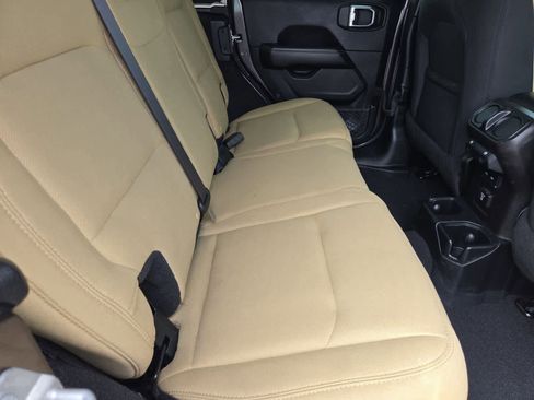 Used 2018 Jeep Wrangler Unlimited Sahara AWD/4WD image 18